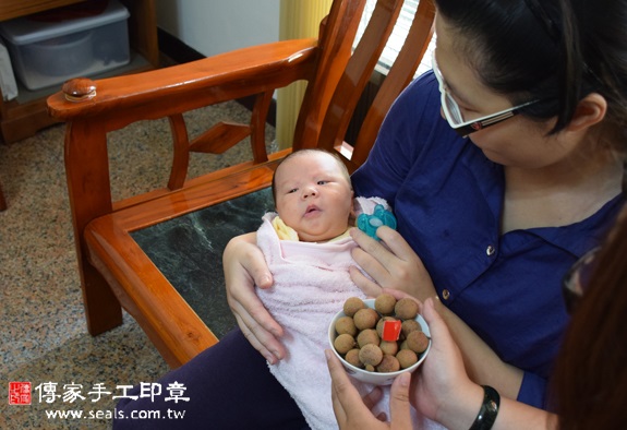 張寶寶(台中南屯區到府嬰兒寶寶滿月剃頭理髮、免費到府嬰兒剃胎毛儀式吉祥話)。到府剃頭剃胎毛主持、專業拍照、DVD光碟、證書。★購買「臍帶章、肚臍章、胎毛筆刷印章」贈送：剃頭、收涎、抓周，三選一。2015.11.03 照片7